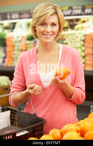 Woman shopping in supermarket Banque D'Images