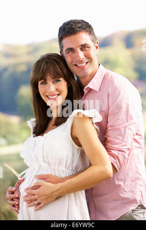 Expectant couple outdoors in countryside Banque D'Images