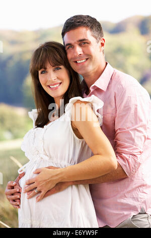 Expectant couple outdoors in countryside Banque D'Images