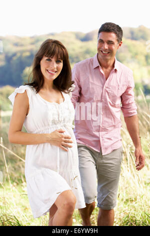 Expectant couple outdoors in countryside Banque D'Images