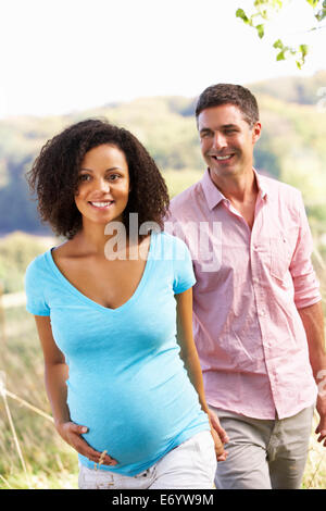 Expectant couple outdoors in countryside Banque D'Images