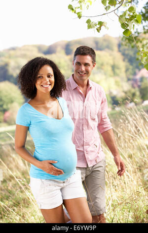 Expectant couple outdoors in countryside Banque D'Images