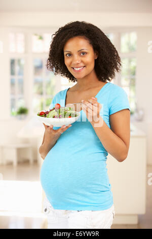 Pregnant woman eating salad Banque D'Images