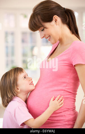 Femme enceinte avec fille Banque D'Images