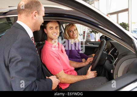 Couple qui achète nouvelle voiture Banque D'Images