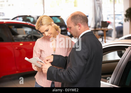 Achat femme nouvelle voiture Banque D'Images