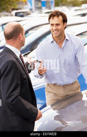 L'homme l'achat nouvelle voiture Banque D'Images