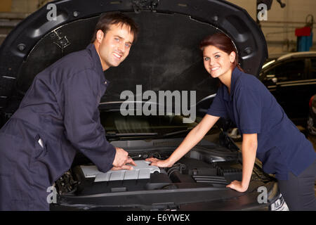 Mécanicien stagiaire féminine au travail Banque D'Images
