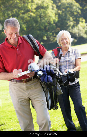 Senior couple on golf course Banque D'Images