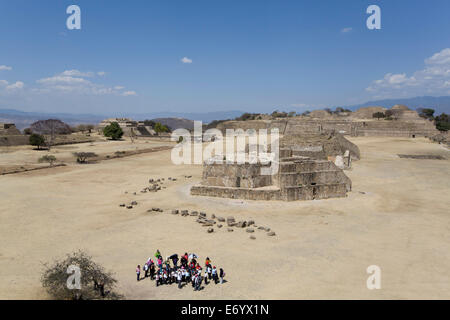 Mexique, Oaxaca, Monte Alban, Plaza Principal, vue depuis le sud de la plate-forme, le bâtiment J, Observatoire (premier plan), voyages en groupe Banque D'Images