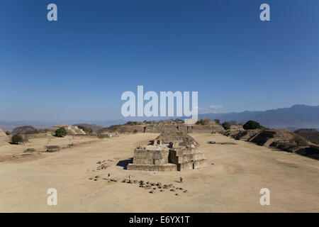 Mexique, Oaxaca, Monte Alban, Plaza Principal, vue depuis le sud de la plate-forme, le bâtiment J, Observatoire (premier plan) Banque D'Images