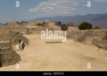 Mexique, Oaxaca, Monte Alban, Plaza Principal, vue à partir de la plate-forme du Sud Banque D'Images