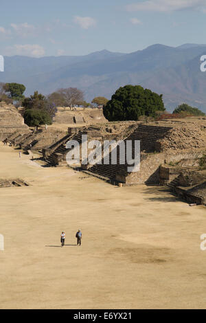 Mexique, Oaxaca, Monte Alban, Plaza Principal, vue à partir de la plate-forme du Sud Banque D'Images