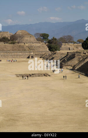 Mexique, Oaxaca, Monte Alban, Plaza Principal, vue à partir de la plate-forme du Sud Banque D'Images