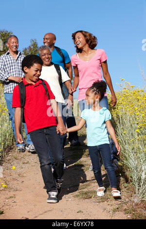 Multi-generation family on country randonnée pédestre Banque D'Images