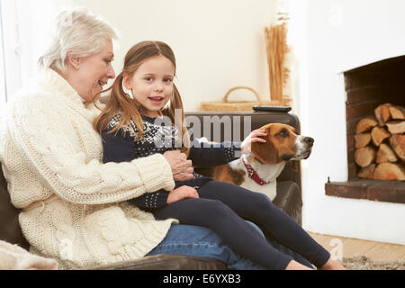 Grand-mère et petite-fille de détente à la maison avec le chien Banque D'Images