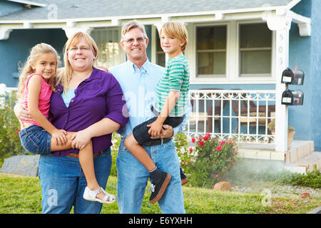 Portrait de famille hors Suburban House Banque D'Images