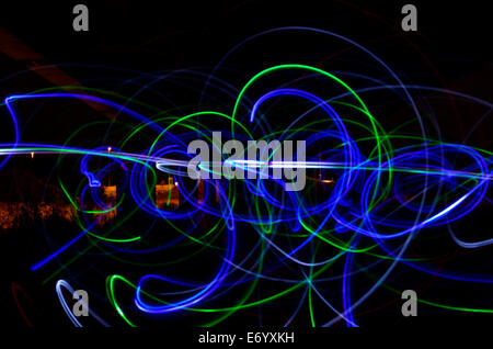 Doigt Light Art, bleu, vert et blanc, la lumière rouge mélangé avec le bleu pour faire de mauve. Banque D'Images