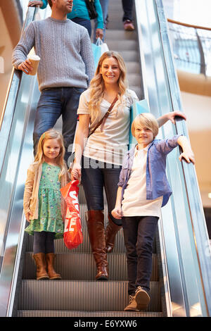 Mère et enfants sur Escalator dans Shopping Mall Banque D'Images