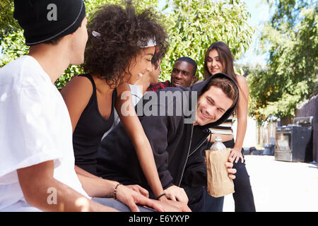 Gang de jeunes en milieu urbain pour boire de l'alcool Banque D'Images