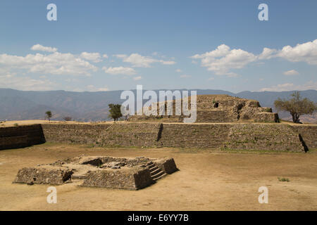 Mexique, Oaxaca, Monte Alban, patio en contrebas (au premier plan), le bâtiment B (arrière-plan) Banque D'Images