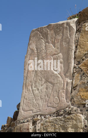 Mexique, Oaxaca, Monte Alban, le stuc relief sur le bâtiment J (l'Observatoire) Banque D'Images