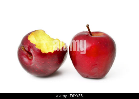 Pomme Rouge isolé sur fond blanc Banque D'Images