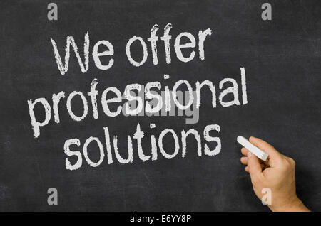 Tableau noir avec le texte Nous offrons des solutions professionnelles Banque D'Images