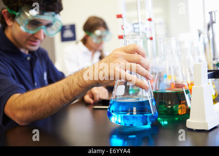 Les élèves d'effectuer des expériences dans la classe de sciences Banque D'Images