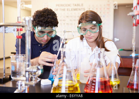 Les élèves d'effectuer des expériences dans la classe de sciences Banque D'Images