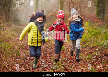 Balades en famille à travers bois d'hiver Banque D'Images