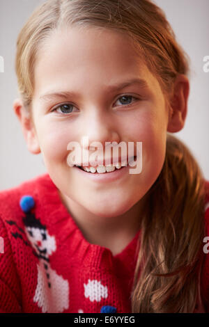 Portrait of Girl Wearing Christmas Jumper Banque D'Images