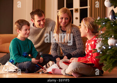 Déballage des cadeaux de la famille By Christmas Tree Banque D'Images