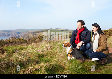 Couple avec chien à marcher le long du sentier côtier Banque D'Images