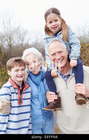 Les grands-parents avec petits-enfants à pied dans la campagne Banque D'Images