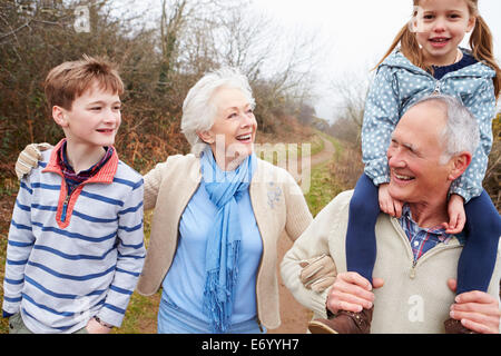 Les grands-parents avec petits-enfants à pied dans la campagne Banque D'Images