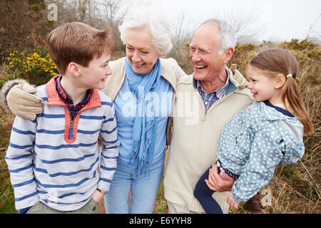 Les grands-parents avec petits-enfants à pied dans la campagne Banque D'Images