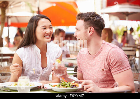 Couple appréciant le déjeuner en restaurant en plein air Banque D'Images