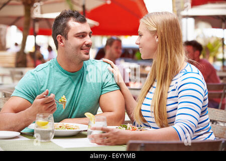 Couple appréciant le déjeuner en restaurant en plein air Banque D'Images