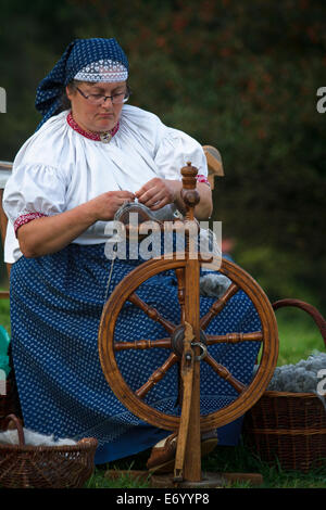 Une femme en costume traditionnel de Beskid alpinistes démontrant la roue tournante. Banque D'Images