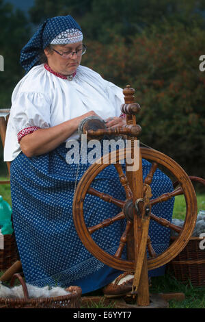 Une femme en costume traditionnel de Beskid alpinistes démontrant la roue tournante. Banque D'Images