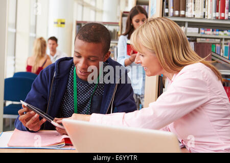 Aider l'Enseignant Étudiant avec des études en bibliothèque Banque D'Images