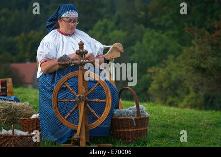 Une femme en costume traditionnel de Beskid alpinistes démontrant la roue tournante. Banque D'Images