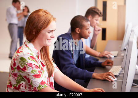 Les étudiants du collège à l'aide d'ordinateurs sur un cours d'études des médias Banque D'Images