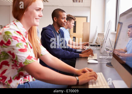 Les étudiants du collège à l'aide d'ordinateurs sur un cours d'études des médias Banque D'Images