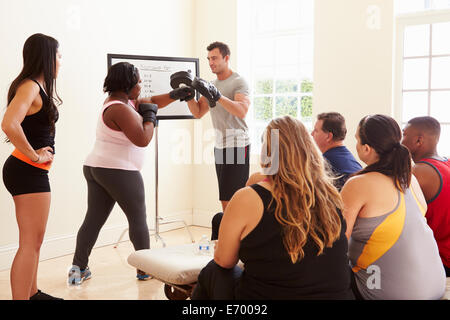 Instructeur de conditionnement physique dans la classe d'exercices pour les personnes en surpoids Banque D'Images