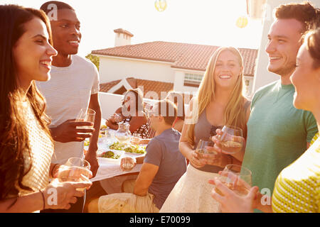 Groupe de jeunes bénéficiant de repas d'été en plein air Banque D'Images