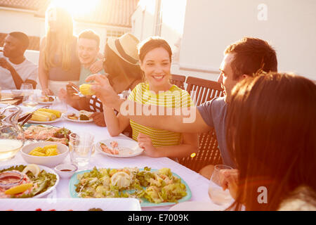 Groupe de jeunes bénéficiant de repas d'été en plein air Banque D'Images