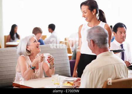 Waitress Serving Couple Petit déjeuner à l'Hôtel Restaurant Banque D'Images