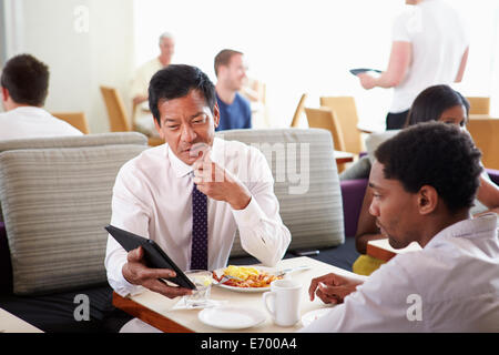 Réunion d'affaires pendant le petit-déjeuner dans le restaurant de l'hôtel Banque D'Images